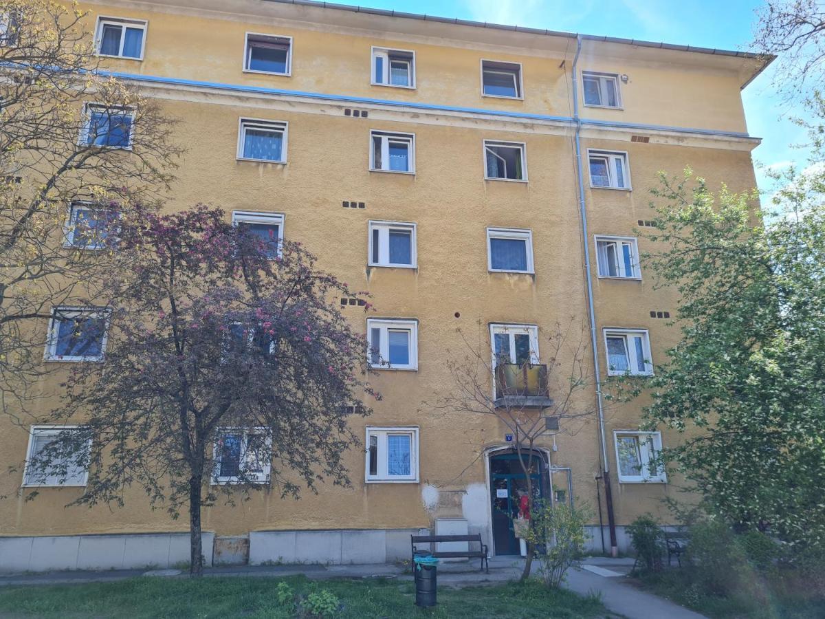 Tatabanya Ujvarosi Lakas Екстериор снимка